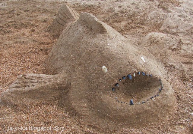 скульптура из песка рыба