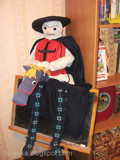 Тряпичная кукла для битья из подушки гвардеец