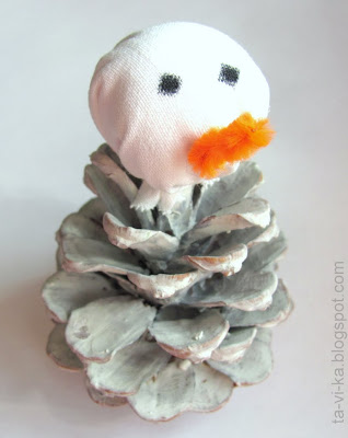 снеговик из шишки snowman from pinecone