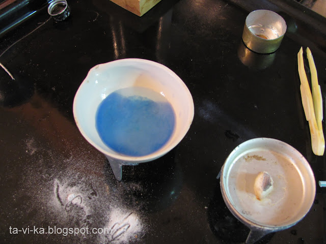 Химический опыт по получению синей жидкости