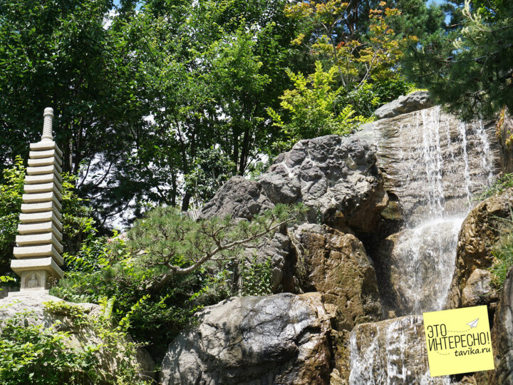 буддийская пагода и водопад в японском саду "Шесть чувств"